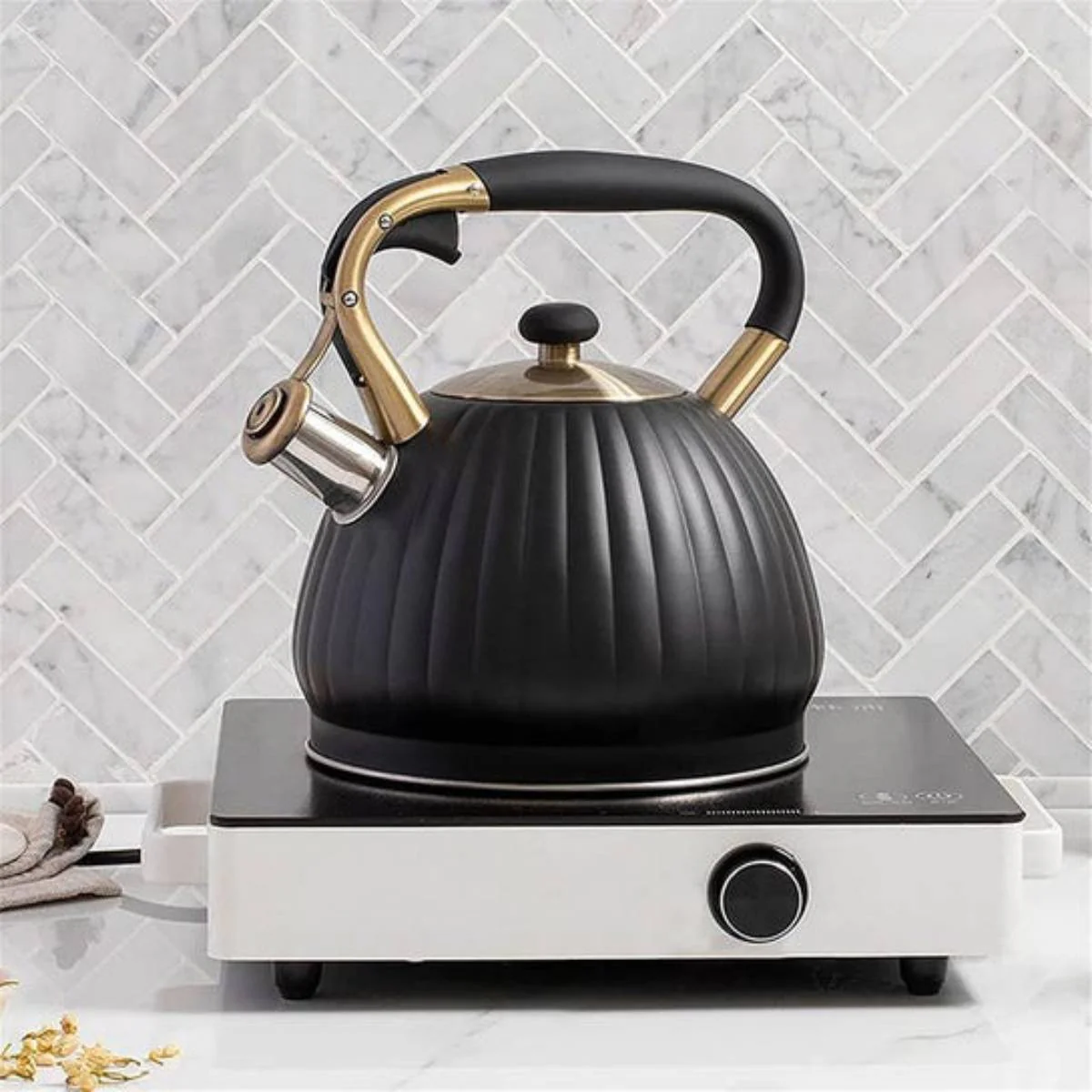 Hamilton Beach 101 oz Whistling Kettle - Black/Gold - Image 4