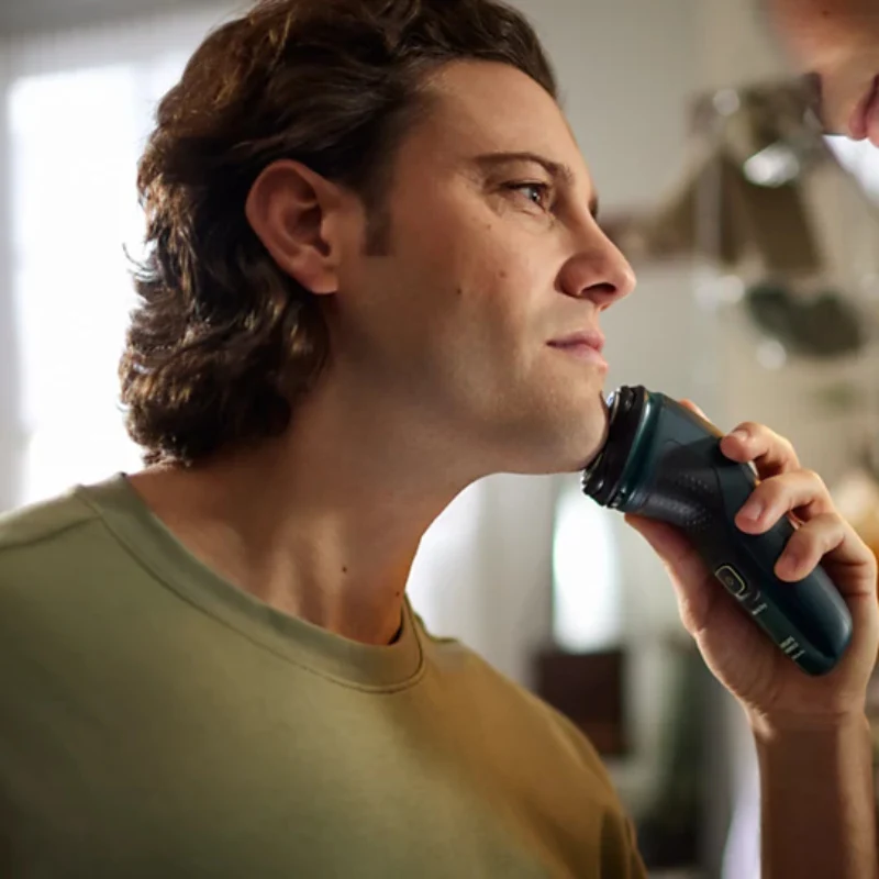 Philips Norelco 2600 Wet and Dry Electric Shaver - Image 3