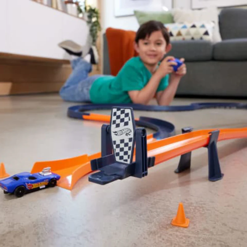 Hot Wheels 1:64 Scale RC Speed Challenge and Track Building Toy Set (30-Pieces) - Image 6
