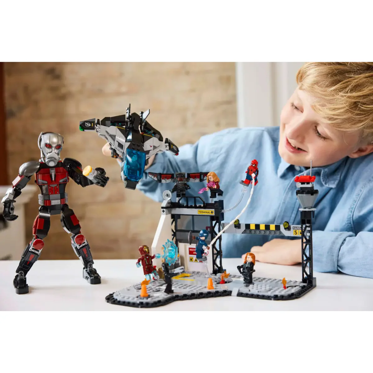 LEGO Marvel Captain America Civil War Action Battle Building Toy Set (736-Pieces) - Image 9