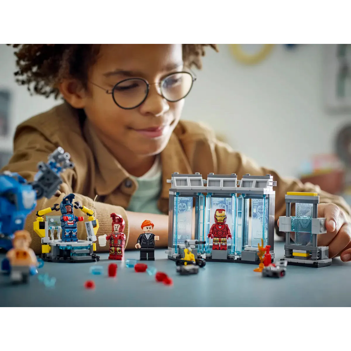 LEGO Marvel Iron Man's Laboratory: Hall of Armor Building Toy Set (384-Pieces) - Image 9