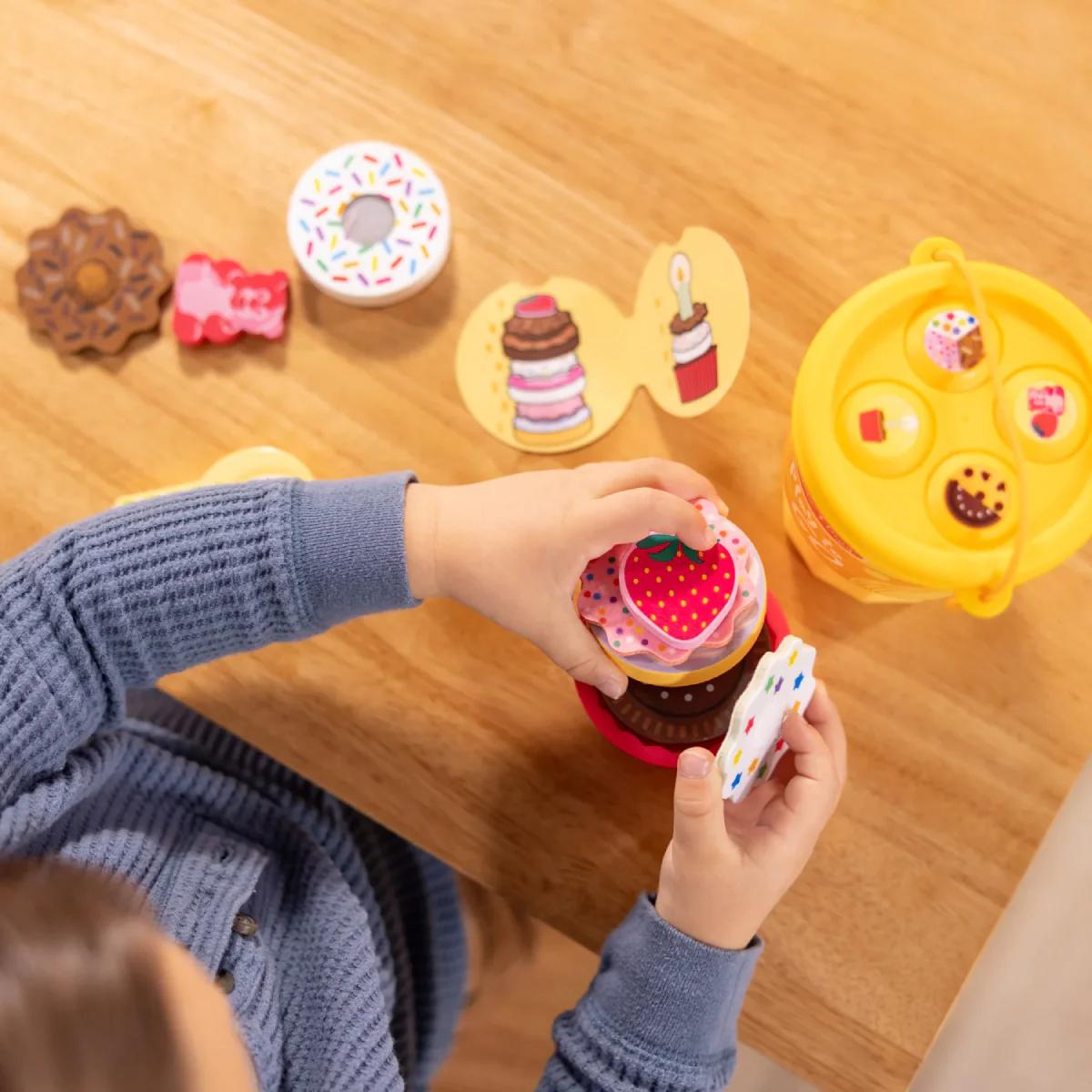 Melissa and Doug Play to Go Cake & Cookies Play Set (12 Piece) - Image 5