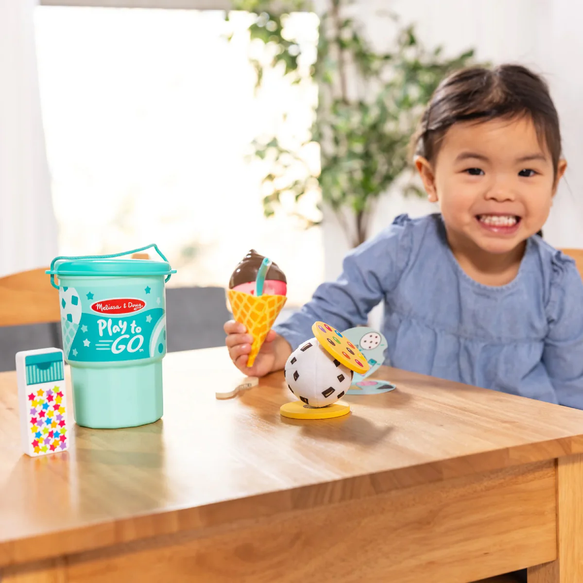 Melissa and Doug Play to Go Ice Cream Play Set (11 Pieces) - Image 7