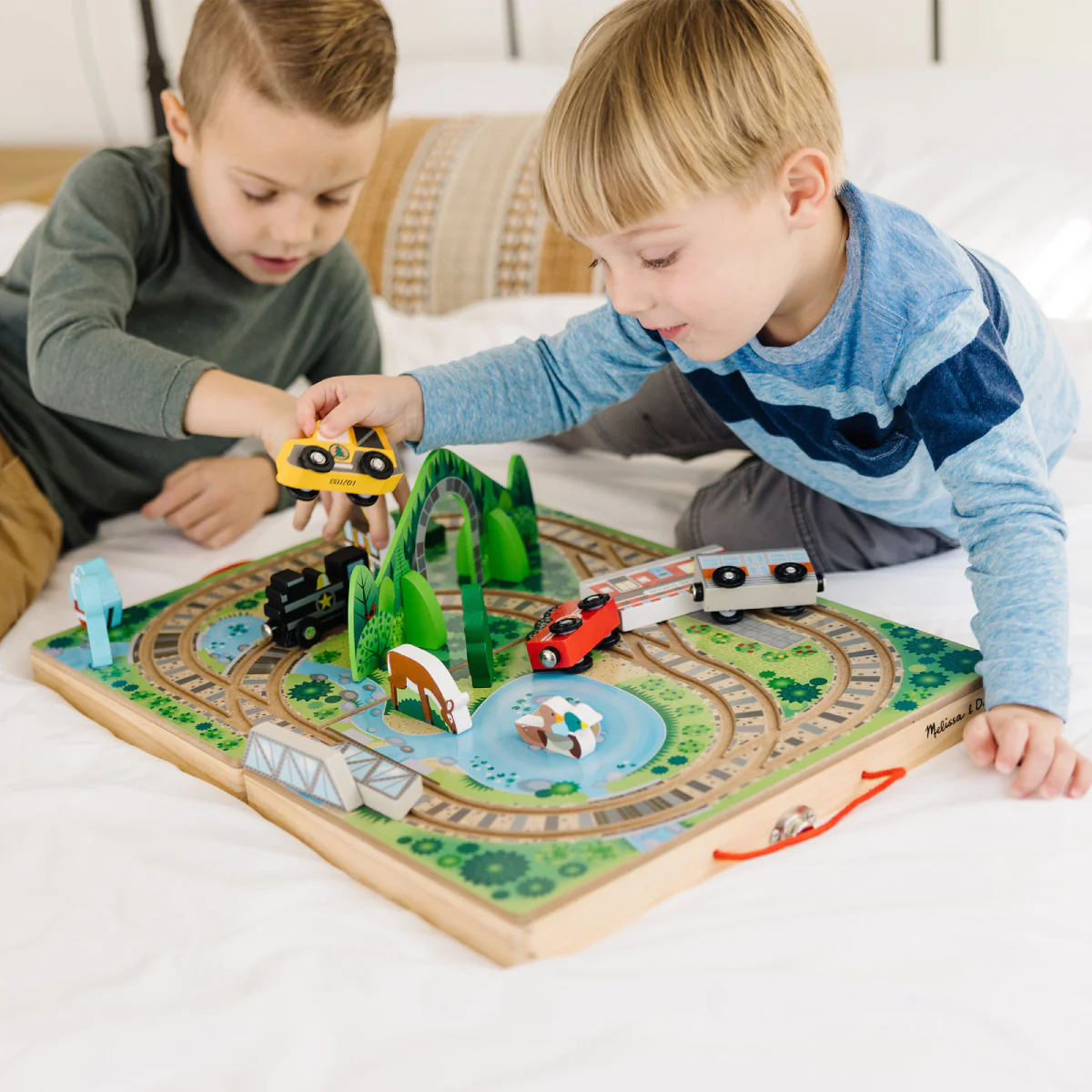 Melissa & Doug Take-Along Railroad Set with Storage Case (17-Pieces) - Image 5