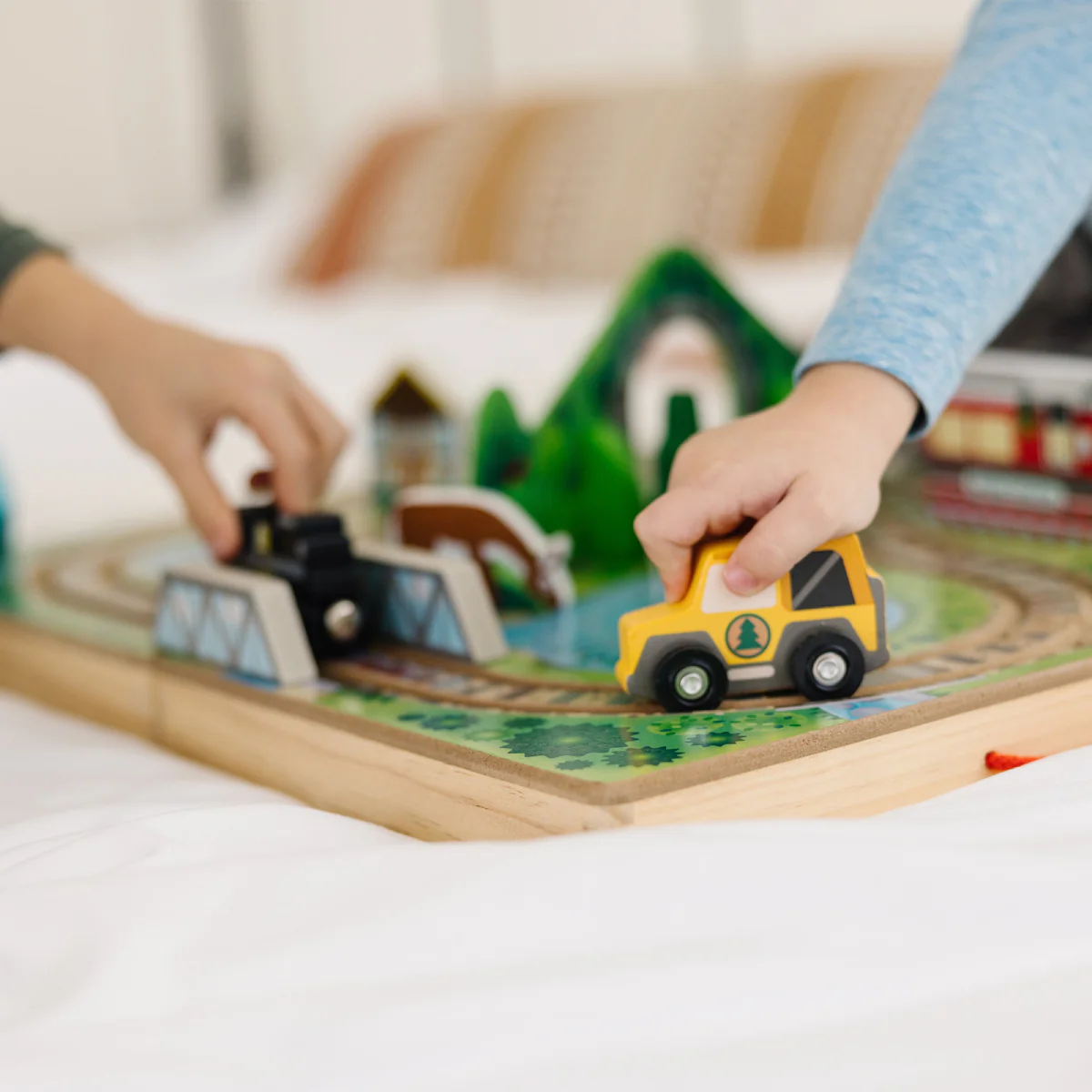 Melissa & Doug Take-Along Railroad Set with Storage Case (17-Pieces) - Image 6