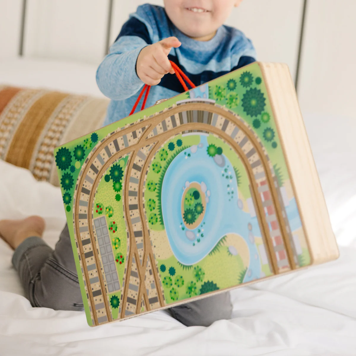 Melissa & Doug Take-Along Railroad Set with Storage Case (17-Pieces) - Image 8