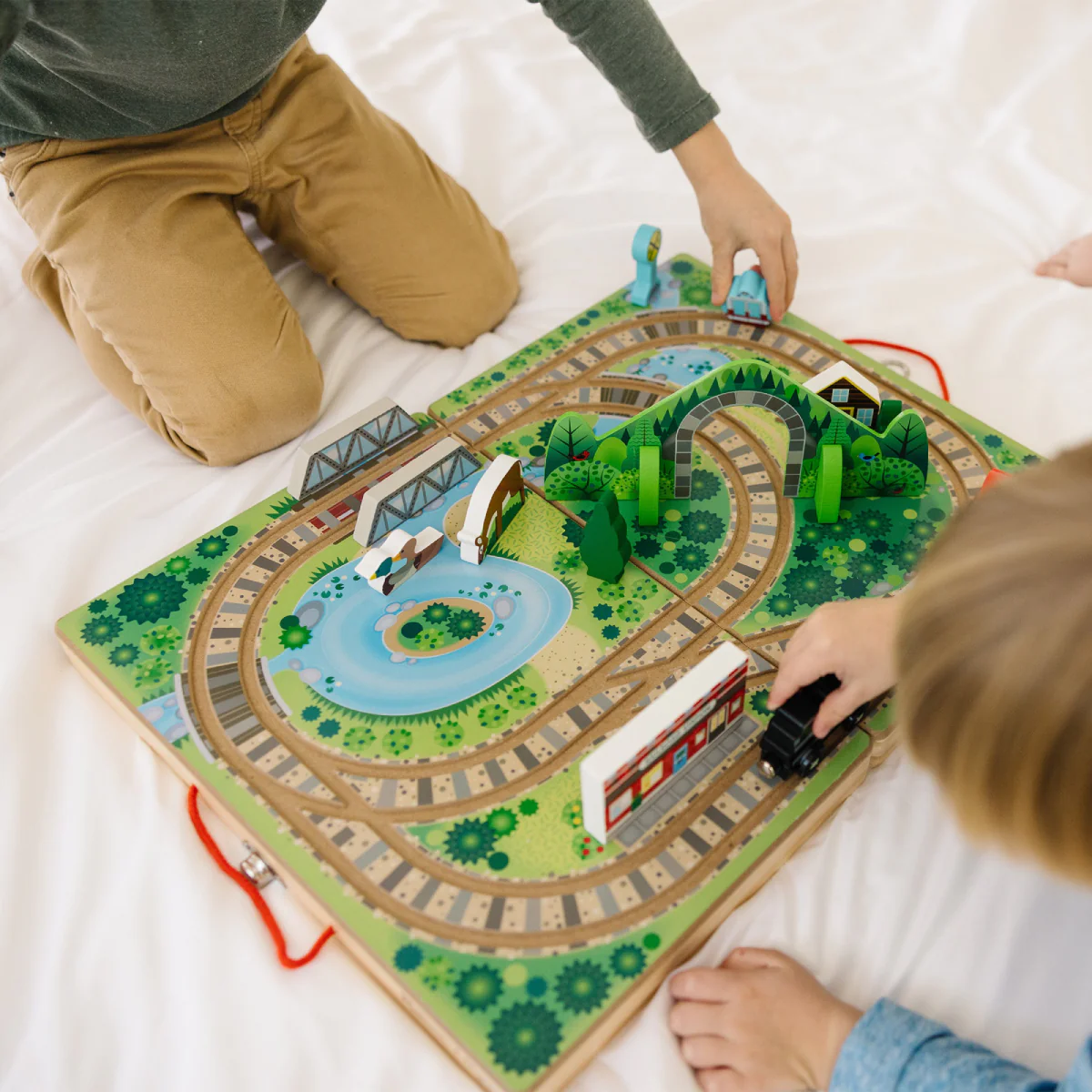 Melissa & Doug Take-Along Railroad Set with Storage Case (17-Pieces) - Image 9