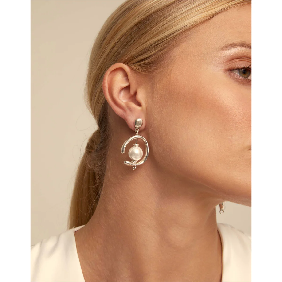UNOde50 Inorbit Women's White Pearl Hanging Earrings in Sterling Silver-Plating over Metal - Image 3