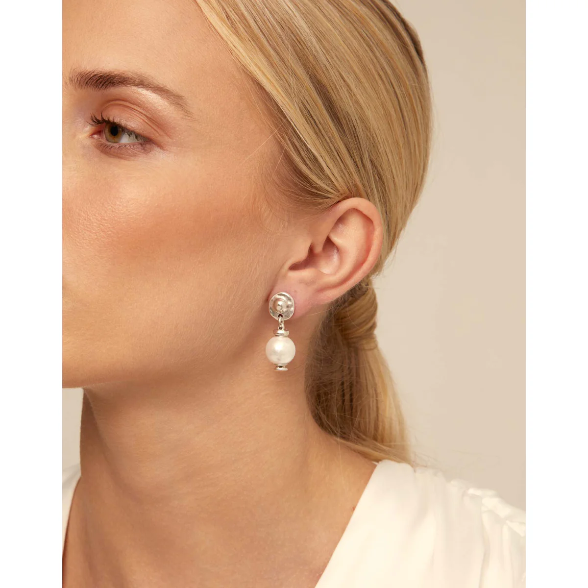 UNOde50 Women's Texcoco White Pearl Hanging Earrings in Sterling Silver-Plating over Metal - Image 3
